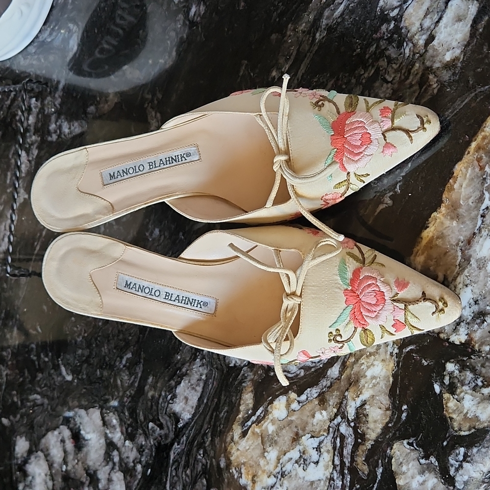 Manolo Blahnik Size 37 Beige Heels/ embroidered